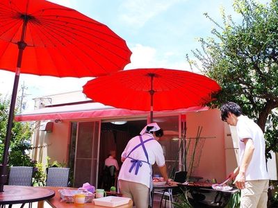 利用者が庭でバーベキュー