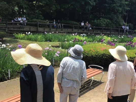 庭で過ごす人々