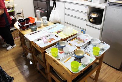 多くの食器が並ぶキッチン