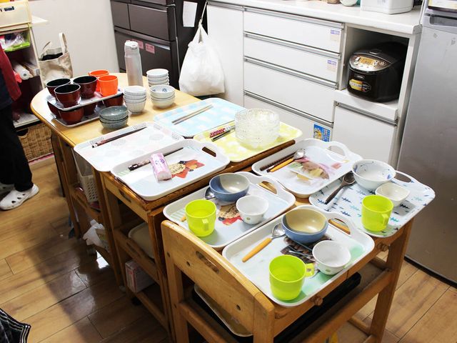 多くの食器が並ぶキッチン キッチン 手の届きやすい位置に整えられた食器類が、自炊を支援する環境作りに役立っています。