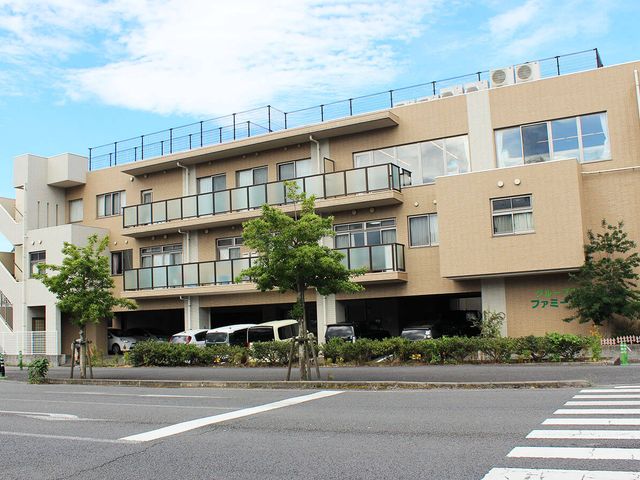 ゆったりとした外観 外観 ゆとりある設計の建物です。明るい陽光が差し込む窓や、ゆったりした間取りが心地よい環境を提供します。