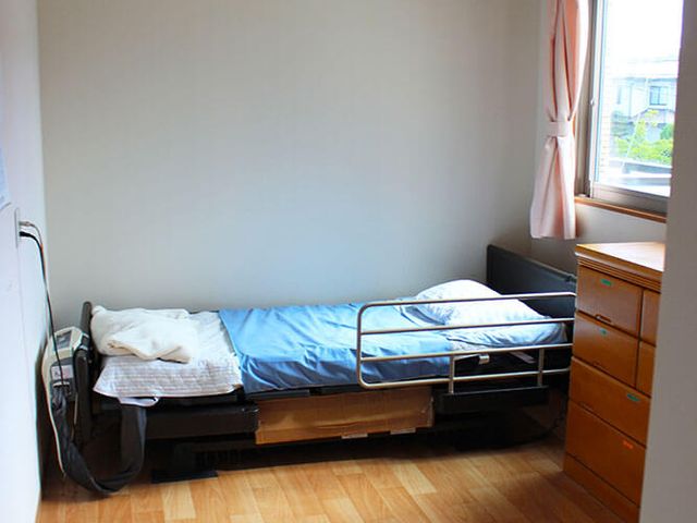 居心地の良い居室 居室 窓から自然光が差し込む、清潔感あふれる居室です。広々として動きやすく、快適な生活を支えます。
