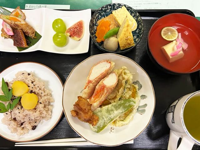 和食の並ぶ食事風景 ダイニングルーム 栄養バランスを考えた彩り豊かな和食が用意されています。食事の時間も心地よいひとときになりそうです。