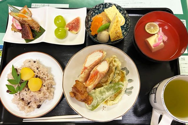和食の並ぶ食事風景
