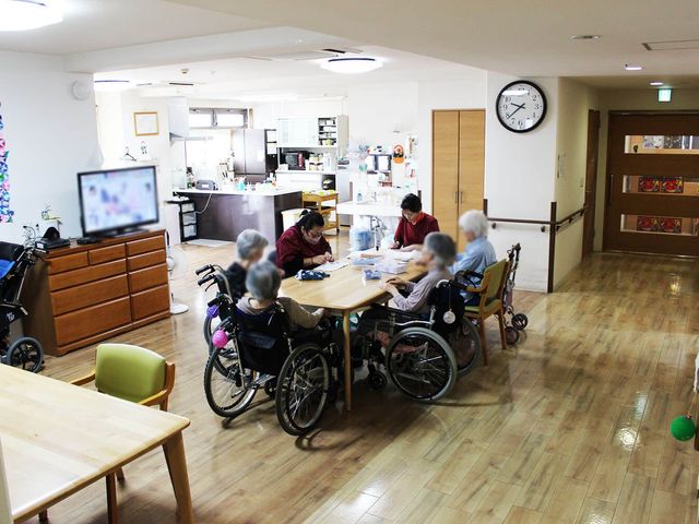 明るいリビングスペース リビング 広めのリビングでは、車椅子を利用しながらテーブルを囲み、交流や活動が楽しめます。