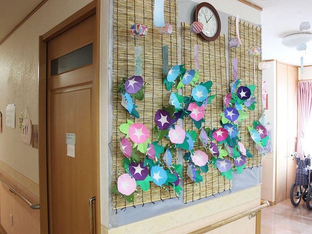 和風の飾り廊下 廊下 廊下に飾られた和のタッチが心和む空間です。手作りの装飾が暮らしに彩りを添え、穏やかな時間を演出しています。