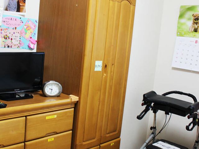 木製の家具が並ぶ居室 居室 落ち着いた色合いの家具が配された部屋です。手元に必要な物を置けるよう、押し車が用意されています。