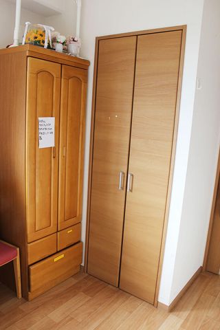 木目調の落ち着いたクローゼット