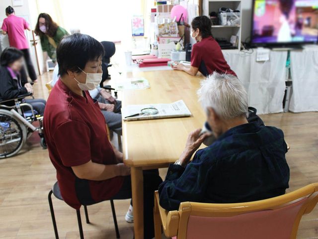 広々としたリビング リビング 自然光が入るくつろぎのスペースです。リラックスしながら対話ができる雰囲気が特徴です。