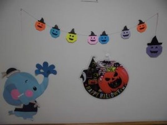 ハロウィン飾りの壁面装飾  