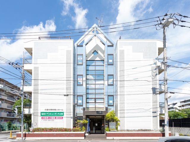 ゆったり過ごせる施設外観 外観 ゆとりあるエントランスが迎える施設の外観です。清潔感のある建物で、安心の生活を始めてみませんか。