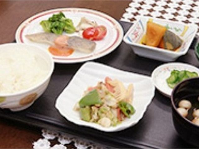 栄養バランスの取れた食事 お食事 バランスよく配慮された食事です。様々な料理を味わいながら健康を支えます。