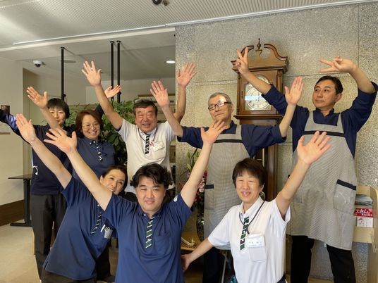 笑顔で歓迎するスタッフ陣