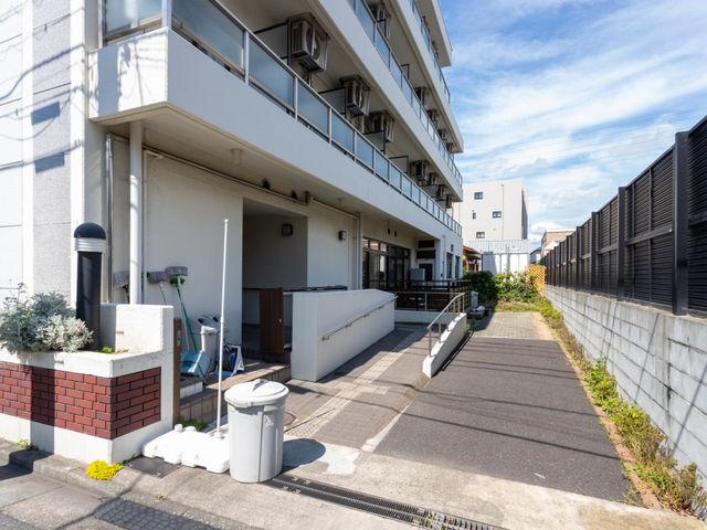 ゆったりとしたエントランス エントランス ゆったりとした入り口からはやさしい日差しが差し込み、ご来訪の皆様を暖かく迎えます。