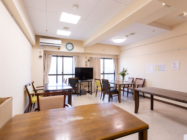 ゆったりとした共有スペース 食堂 明るく開放的なラウンジです。テレビや花が飾られたテーブルが、心地よい時間を約束しています。