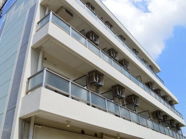 清潔感のある建物の外観 日常 清潔で明るい外観を持つ施設です。広々としたバルコニーがあり、開放感のある環境での就業をお考えの方に適しています。