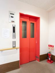 赤い扉のエレベーター