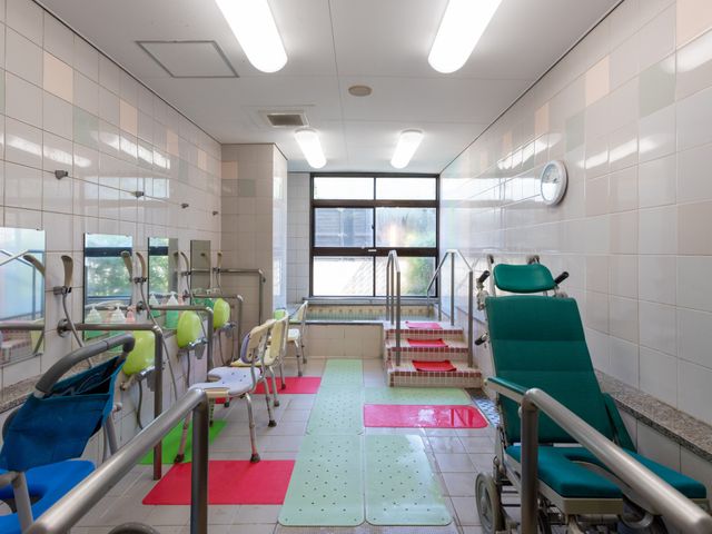 広々とした清潔な浴室 浴室 ゆったりとした空間で洗い場も充実しており、安全に配慮された浴室です。窓からの自然光が心地よさを演出しています。