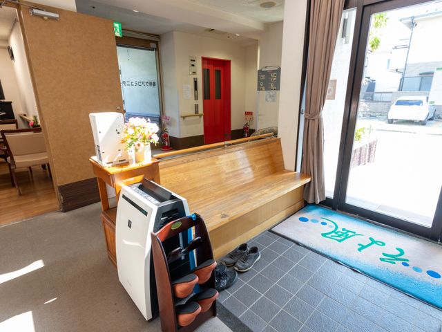 エントランスの明るい情景 エントランス お花が飾られたエントランスは、明るく暖かな雰囲気です。皆様のお越しをお待ちしております。
