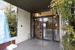 明るいエントランスの様子