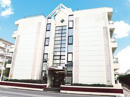 白い建物の外観