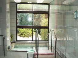 清潔な浴室と窓