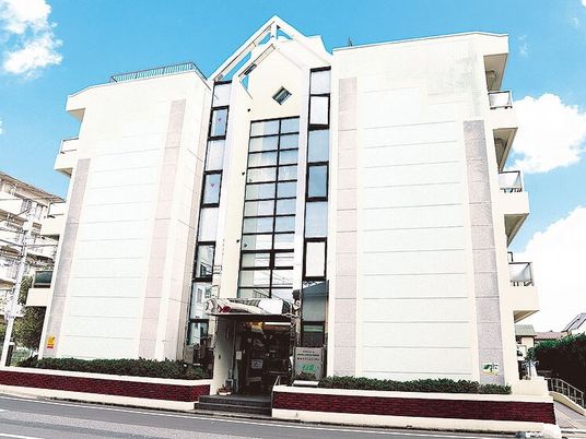 都市型の明るい建物