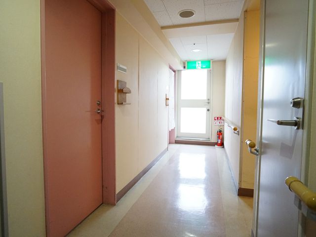 明るい廊下の一角 廊下 手すりが設けられた清潔な通路です。防災設備も完備しており、安全に配慮した造りになっています。