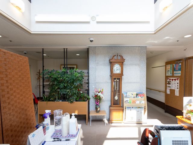 ゆったりとしたロビー空間 ロビー 広々としたロビーは植物で彩られ、温かみのある時計が訪れる人を迎えます。