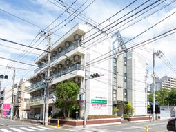 明るい外観の施設