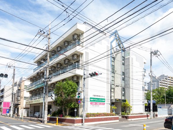 明るい外観の施設