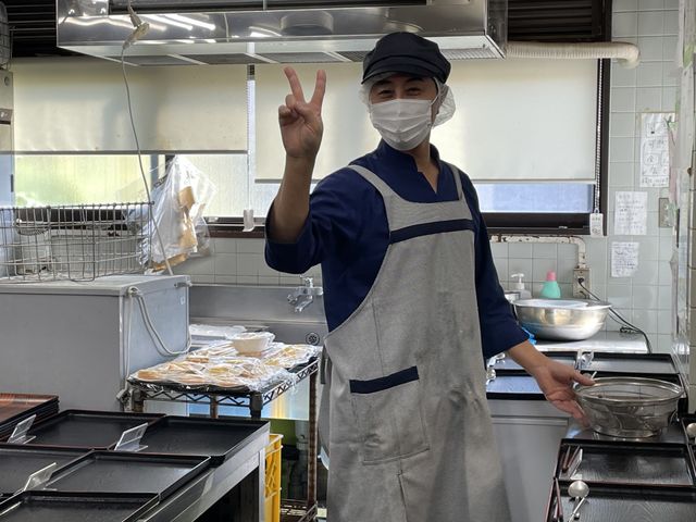 キッチンで働くスタッフ キッチン 明るいキッチンで活躍するスタッフの姿。食事の準備に情熱を注げる方を募集しています。