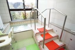 手すり付き浴室の風景