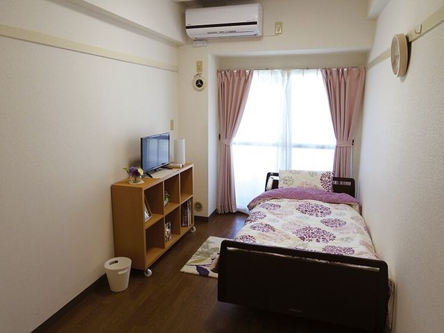 居室の綺麗な様子 居室 家具が整った明るく清潔感のある居室です。個人のプライバシーが保たれる落ち着いた空間で、ゆったりとお過ごしいただけます。