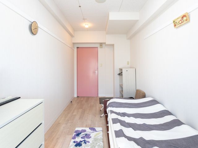 居心地の良い居室 居室 ゆとりある居室には、必要な家具が整っており、安心して過ごせる空間です。ベッドサイドにはテーブルも備えられています。