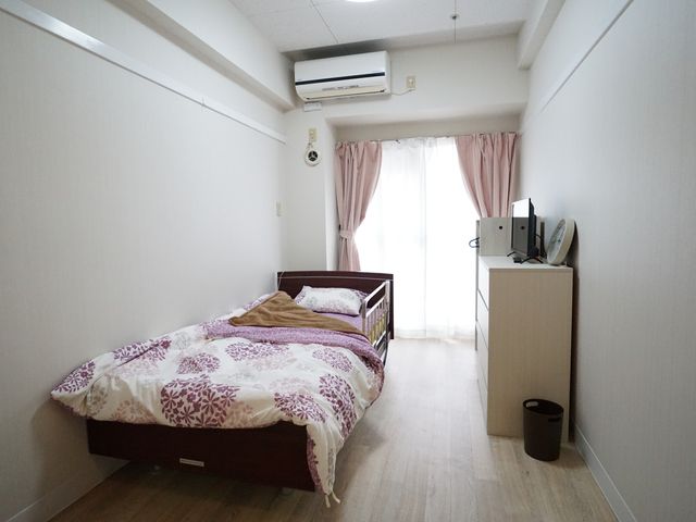 居室の清潔な印象 居室 個室は明るく、必要な家具が整っています。プライバシーが守られ、落ち着いて過ごせる環境が整っております。