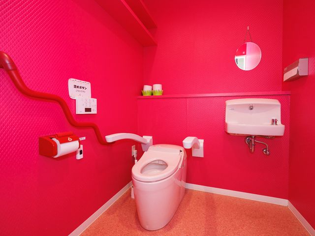 ピンクのトイレ設備