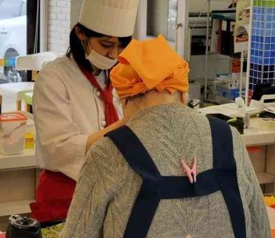 ゆったりと会話するスタッフと利用者