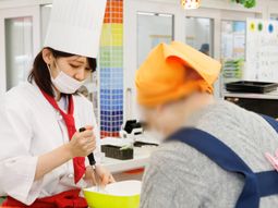 料理の準備をするスタッフ