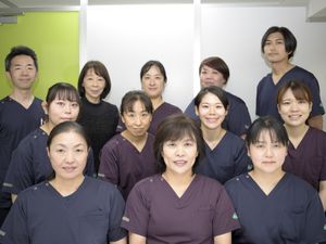 笑顔のスタッフ集合  