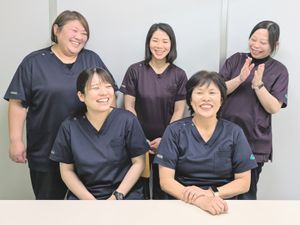 笑顔のスタッフが並ぶスタッフイメージ  