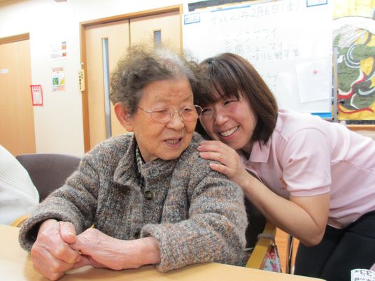 笑顔の職員と利用者