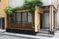 緑豊かな建物のエントランス
