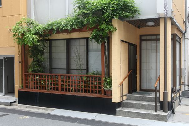 緑豊かな建物のエントランス