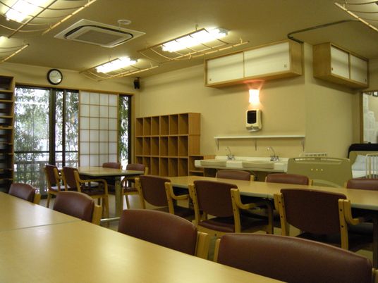 明るい食堂の一角