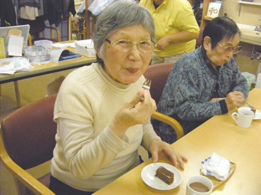 おやつを楽しむシーン