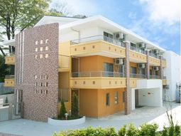 明るい外観の建物
