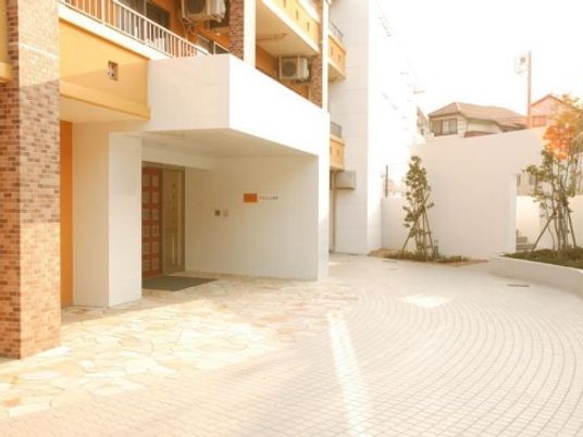 玄関が清潔感のある施設