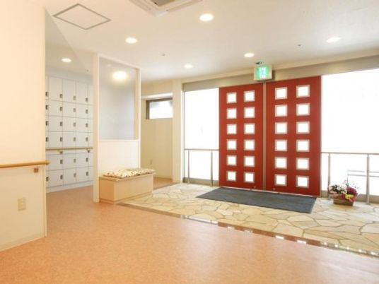 エントランスの明るい空間