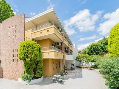 明るい外観の建物